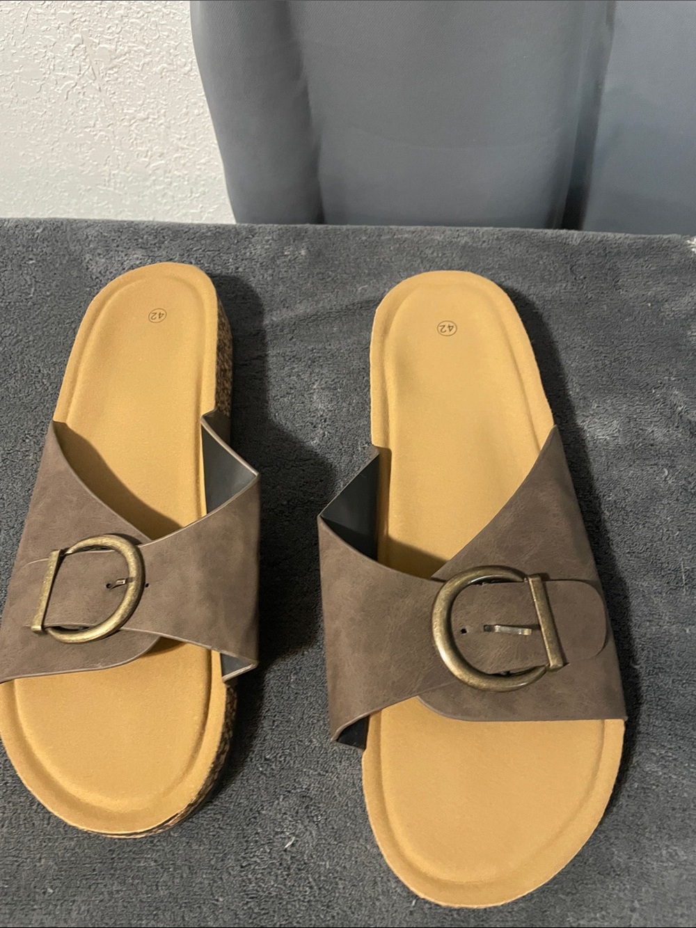 Men’s Brown Buckle Slide Sandals with Cushioned Footbed NWOT